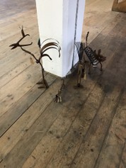 Ausstellung ArtFestival im Zeughaus Areal Uster, der Kunstgruppe LokalKunst. Ausstellungsobjekte aus Metall, Alteisen, von Nadia Onorato